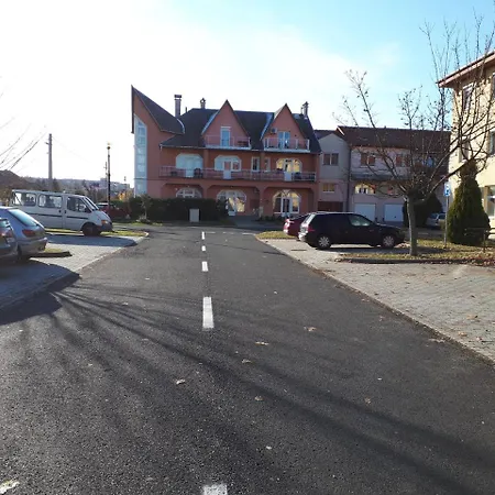 Kertvarosi Ii Lägenhet Tiszaújváros